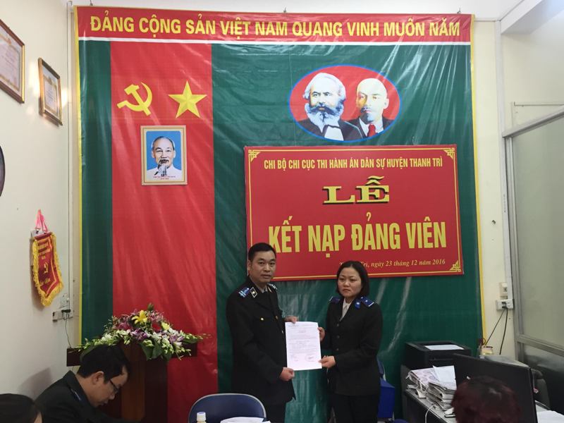 Chi cục Thi hành án dân sự huyện Thanh Trì tổ chức Lễ kết nạp đảng viên