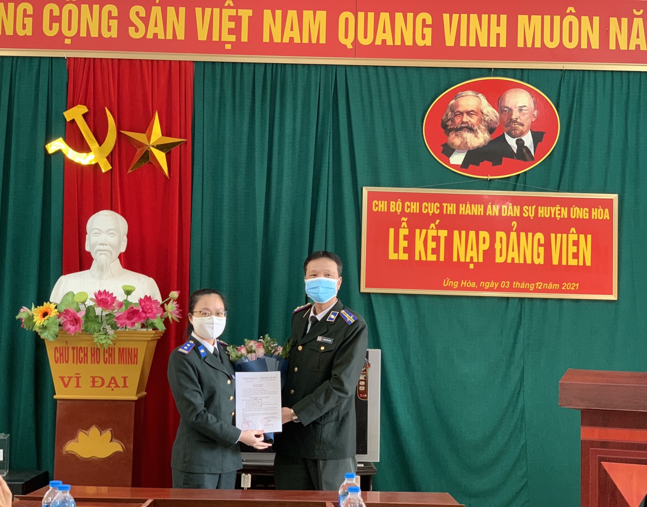 Lễ kết nạp đảng viên mới của Chi bộ Chi cục Thi hành án dân sự huyện Ứng Hòa, thành phố Hà Nội
