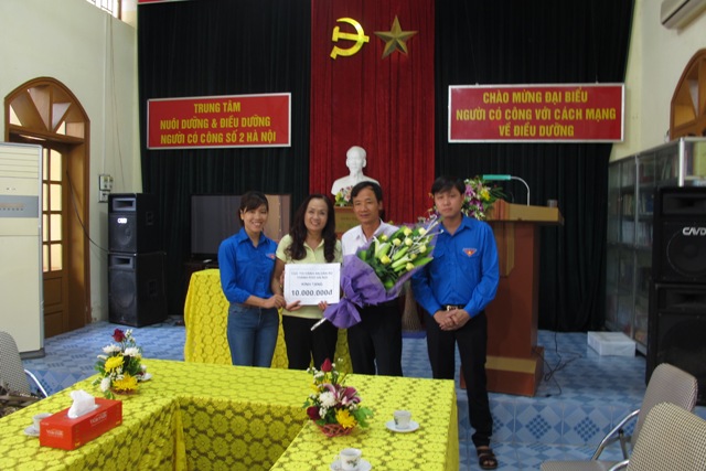 Chi đoàn thanh niên Cục Thi hành án dân sự thành phố Hà Nội thăm hỏi và tặng quà tại Trung tâm nuôi dưỡng và điều dưỡng người có công số 2 Hà Nội nhân ngày 27-7