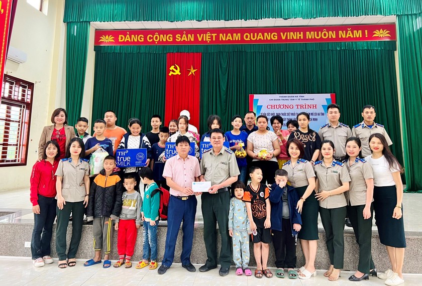 Chi đoàn thanh niên Cục THADS Hà Tĩnh trao quà cho Làng trẻ em SOS