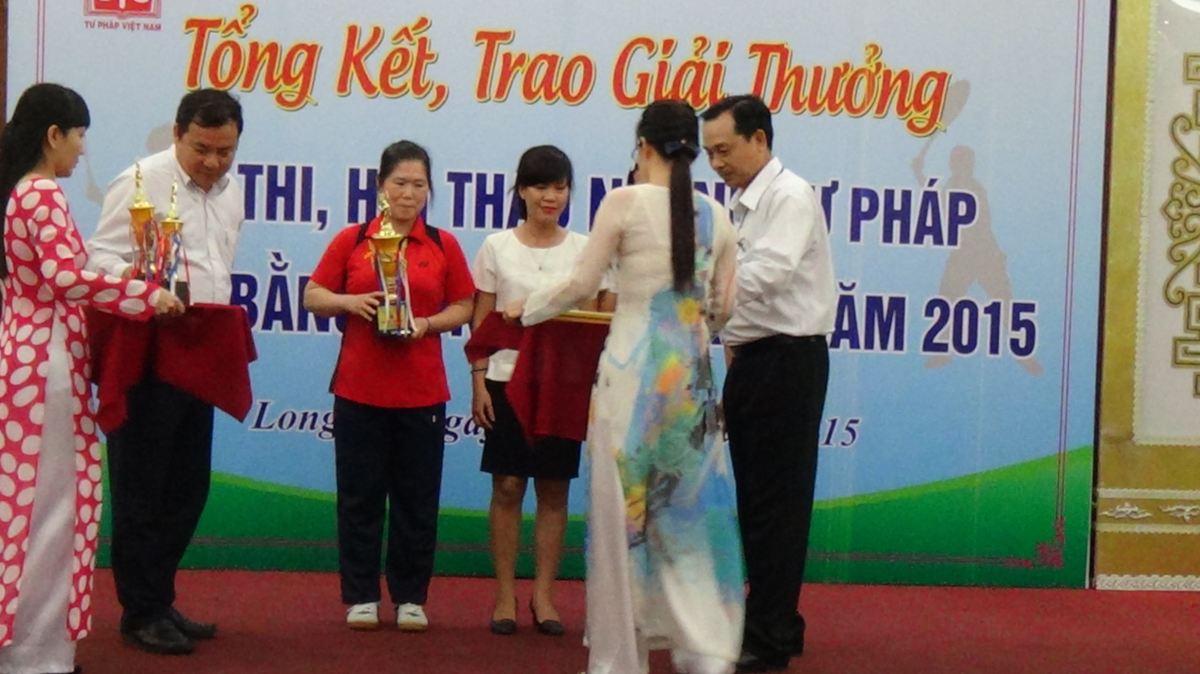 Ảnh nhân giải thưởng  cầu lông của đồng chí Linh - Chi cục THADS thành phố Vị Thanh