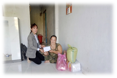 Công đoàn cơ sở Chi cục THADS huyện Châu Thành đến thăm hỏi, tặng quà cho nạn nhân nhiễm chất độc màu da cam