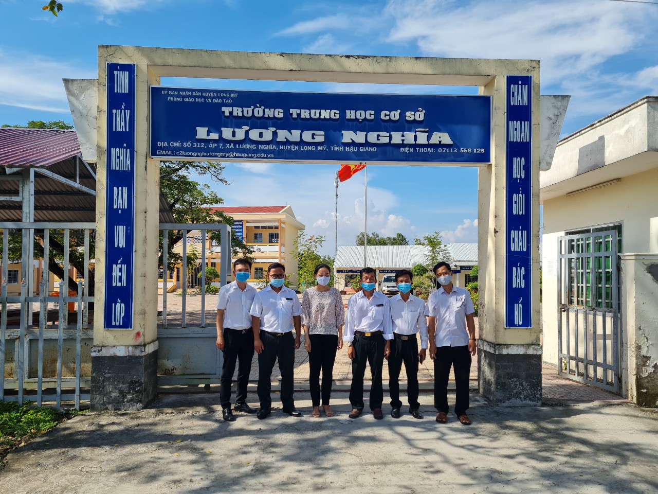 Công đoàn cơ sở Cục Thi hành án dân sự tỉnh Hậu Giang trao tặng tập cho Trường trung học cơ sở Lương Nghĩa