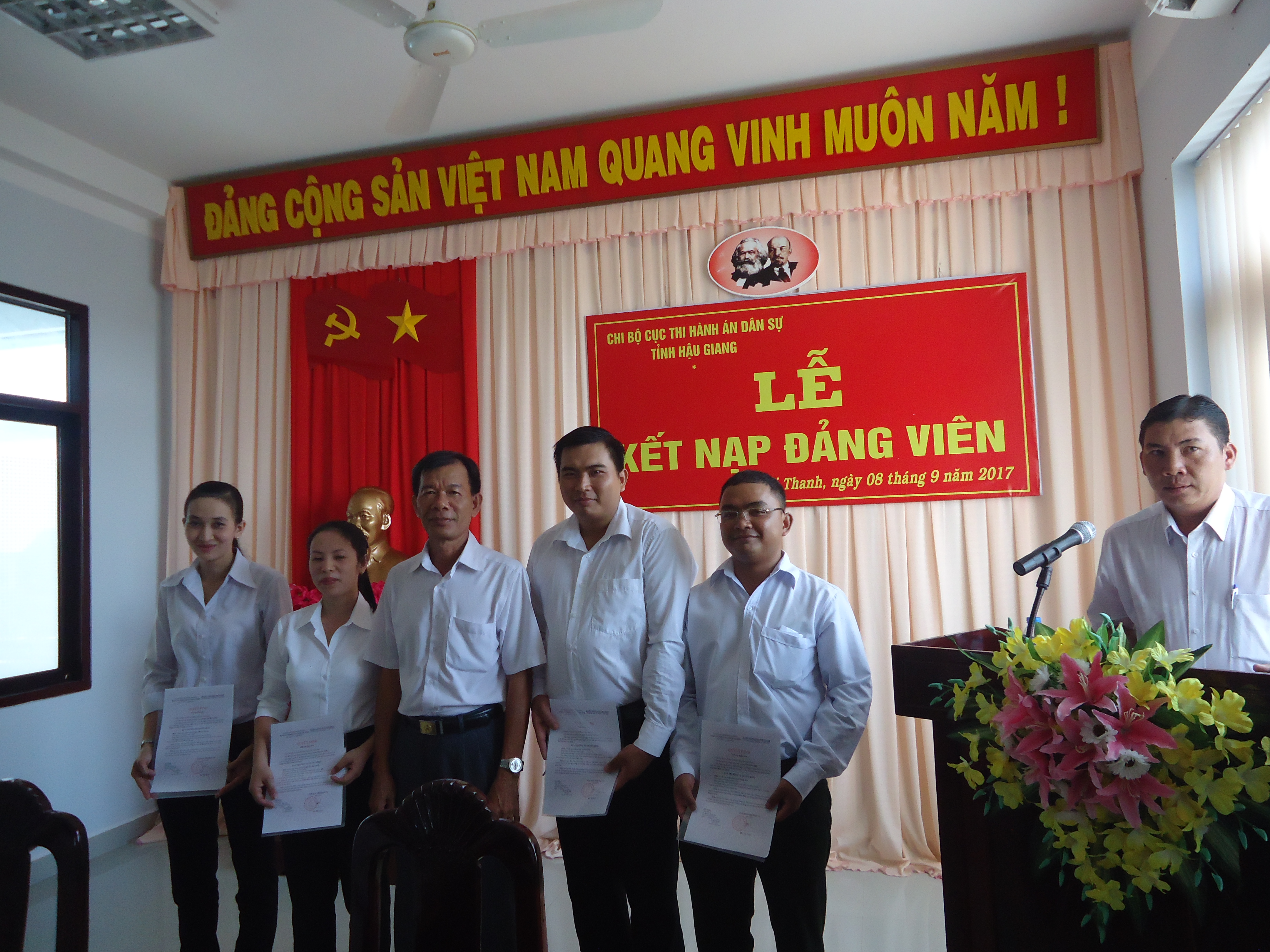 Chi bộ Cục Thi hành án dân sự tỉnh Hậu Giang tổ chức lễ kết nạp đảng cho đảng viên mới