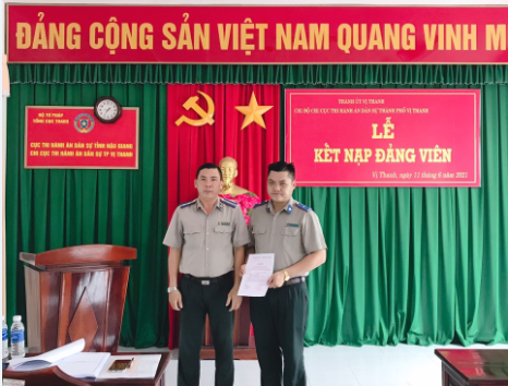 Chi bộ Chi cục THADS thành phố Vị Thanh kết nạp đảng viên mới
