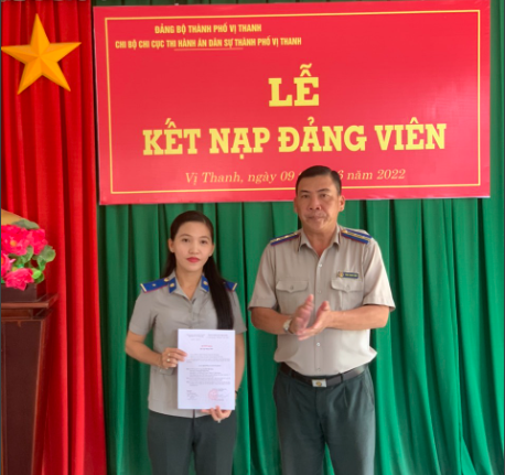 Chi bộ Chi cục Thi hành án dân sự thành phố Vị Thanh kết nạp đảng viên mới
