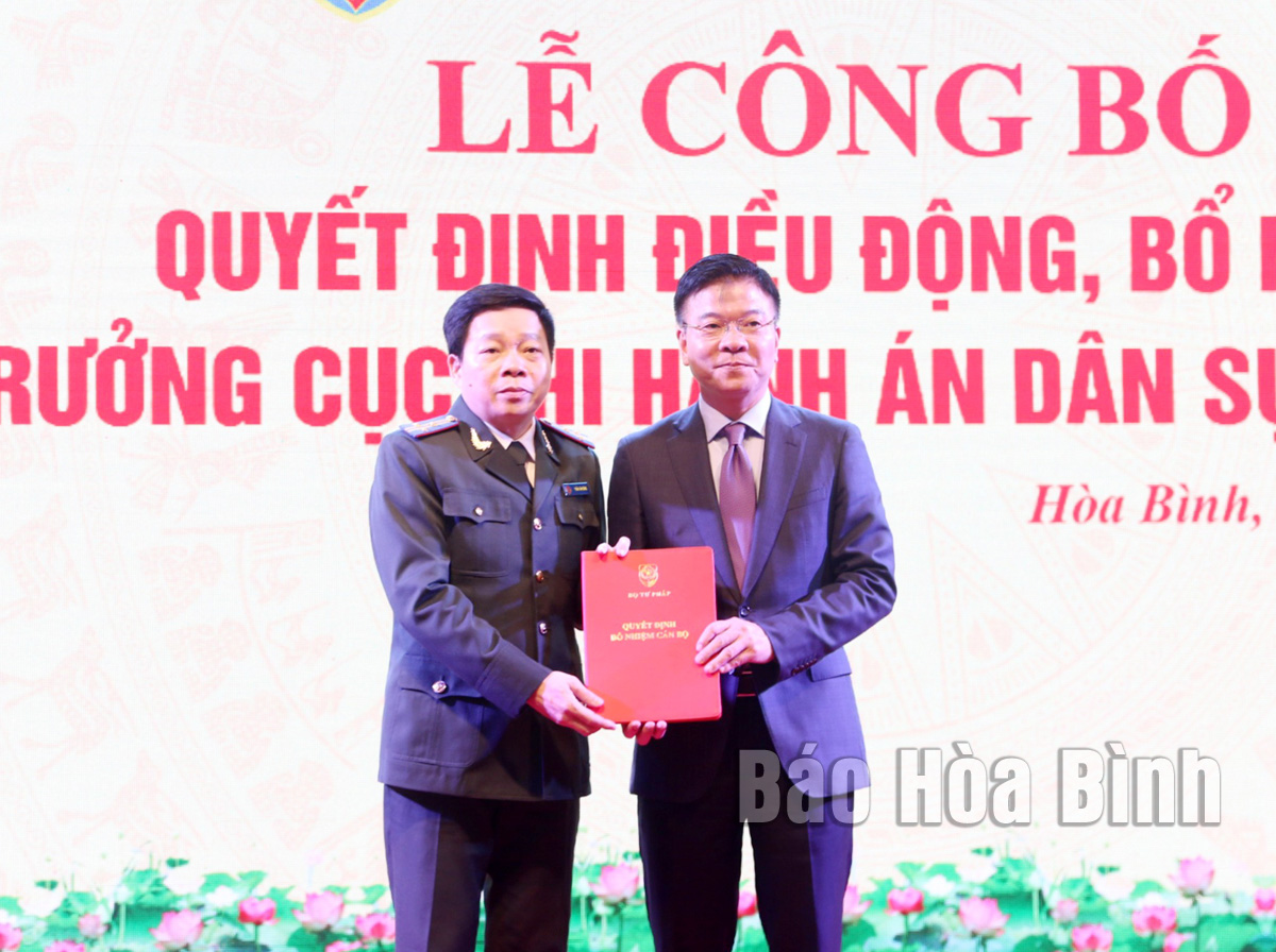 Đồng chí Lê Thành Long, Uỷ viên BCH T.Ư Đảng, Bộ trưởng Bộ Tư pháp trao quyết định bổ nhiệm Cục trưởng Cục Thi hành án dân sự tỉnh.