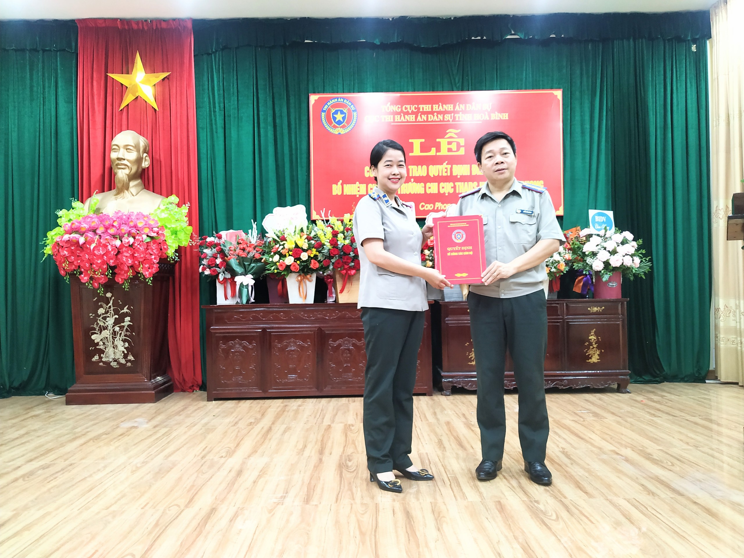 Cục Thi hành án dân sự tỉnh Hòa Bình tổ chức Lễ công bố, trao Quyết định điều động, bổ nhiệm Chi cục trưởng Chi cục THADS huyện Cao Phong, tỉnh Hòa Bình