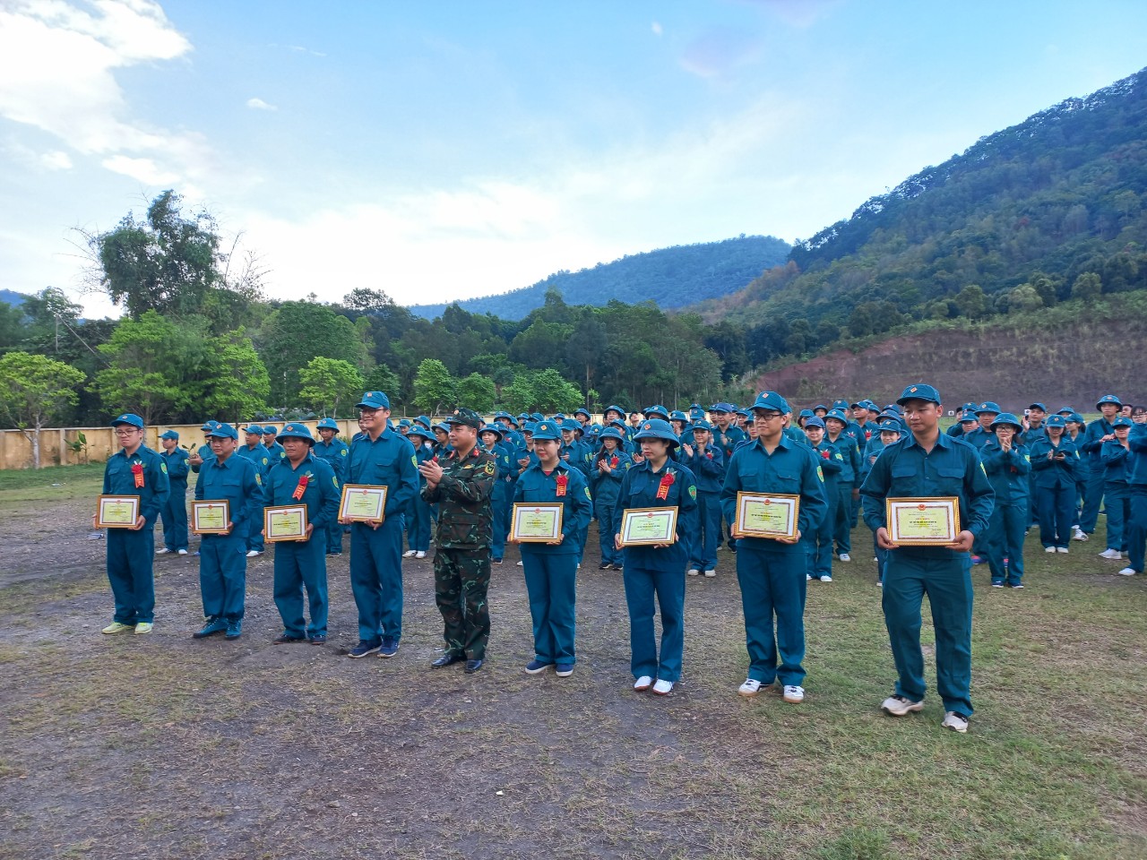 Lực lượng Tự vệ Cục Thi hành án dân sự tỉnh Hoà Bình tham gia huấn luyện dân quân tự vệ năm 2023
