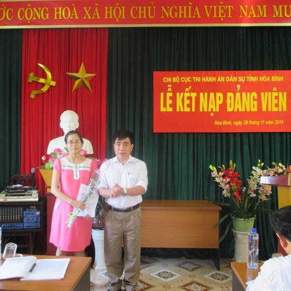                  Đ/c Bi thư chi Bộ trao quyết định kết nạp đảng cho Đ/c Nguyễn thị Huyền