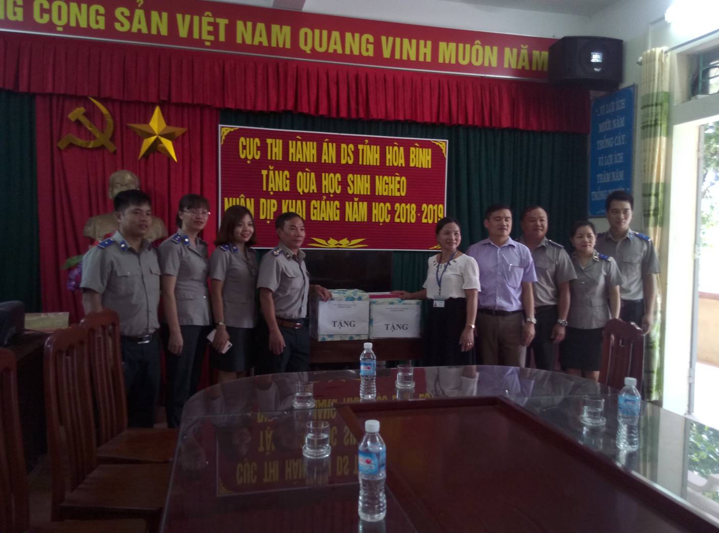 Cục Thi hành án dân sự tỉnh Hòa Bình tổ chức tặng quà Trường Trung học cơ sở và Tiểu Học Xã Kim Tiến, Huyện Kim Bôi, tỉnh Hòa Bình nhân dịp chuẩn bị khai giảng năm học mới