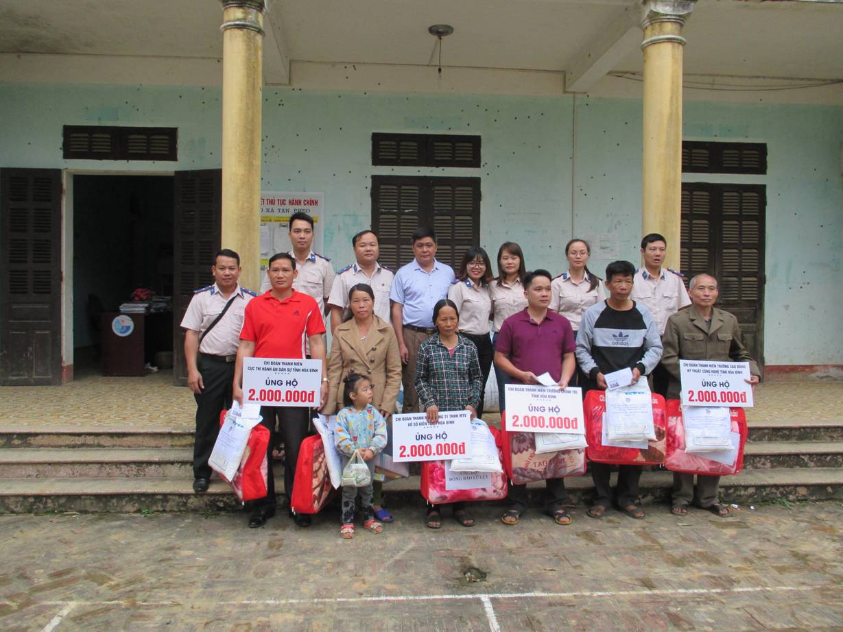 Đoàn thanh niên Cục Thi hành án dân sự tỉnh Hòa Bình tổ chức tăng quà bà con nhân dân xã Tân Pheo huyện Đà Bắc bị thiệt hại do mưa lũ và sạt lở đất
