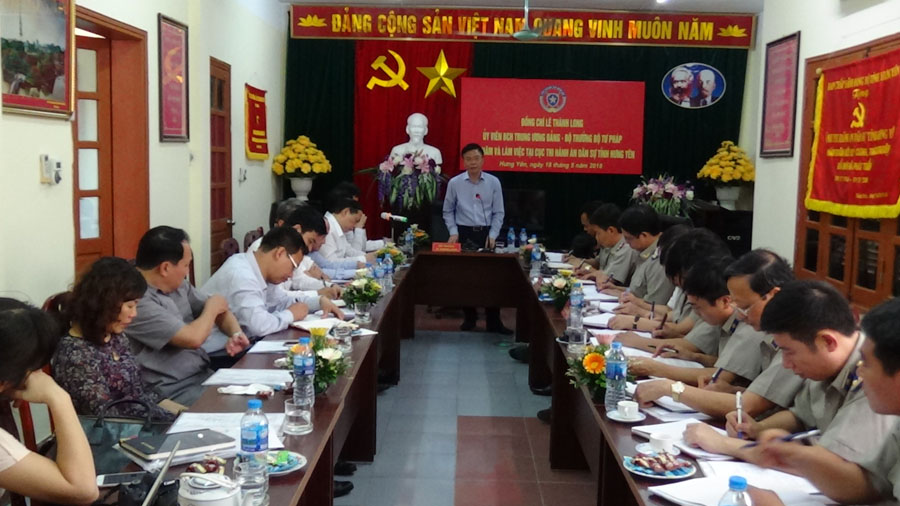 Bộ trưởng Bộ Tư pháp Lê Thành Long thăm và làm việc tại Cục THADS tỉnh Hưng Yên.