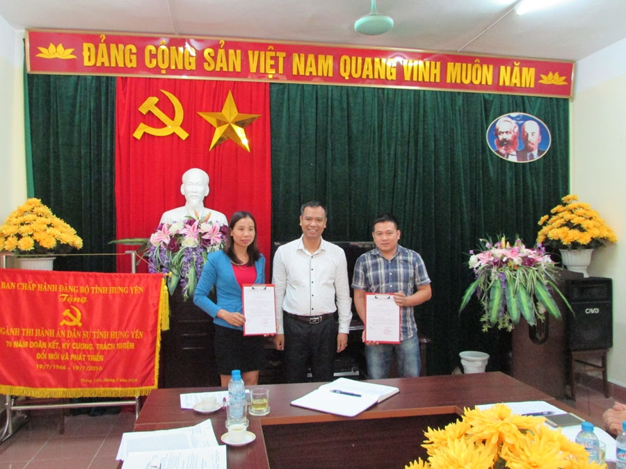Lễ trao quyết định công nhận Đảng viên chính thức tại Chi bộ Cục Thi hành án dân sự tỉnh Hưng Yên