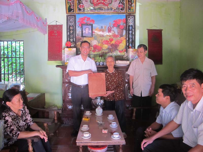Lãnh đạo Cục Thi hành án dân sự tỉnh Hưng Yên thăm, tặng quà nhân ngày Thương binh - Liệt sỹ 27-7