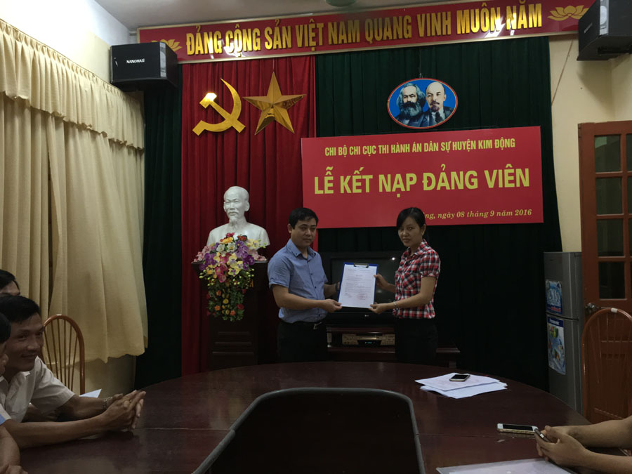 Chi bộ Chi cục Thi hành án dân sự huyện Kim Động tổ chức Lễ kết nạp đảng viên.