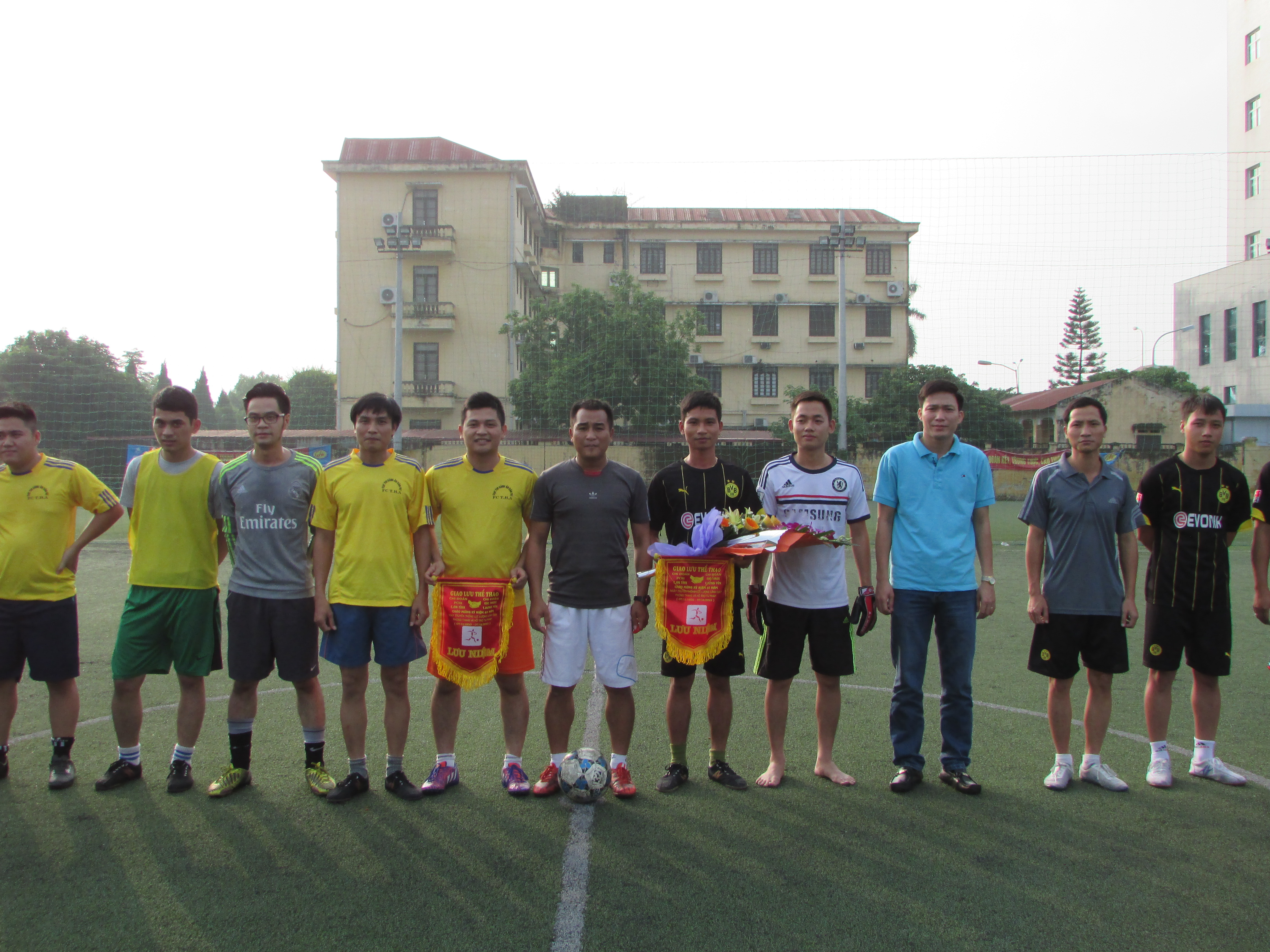 Chi đoàn Cục Thi hành án dân sự tỉnh Hưng Yên và Chi Đoàn PC81 Công an tỉnh Hưng Yên giao lưu bóng đá.