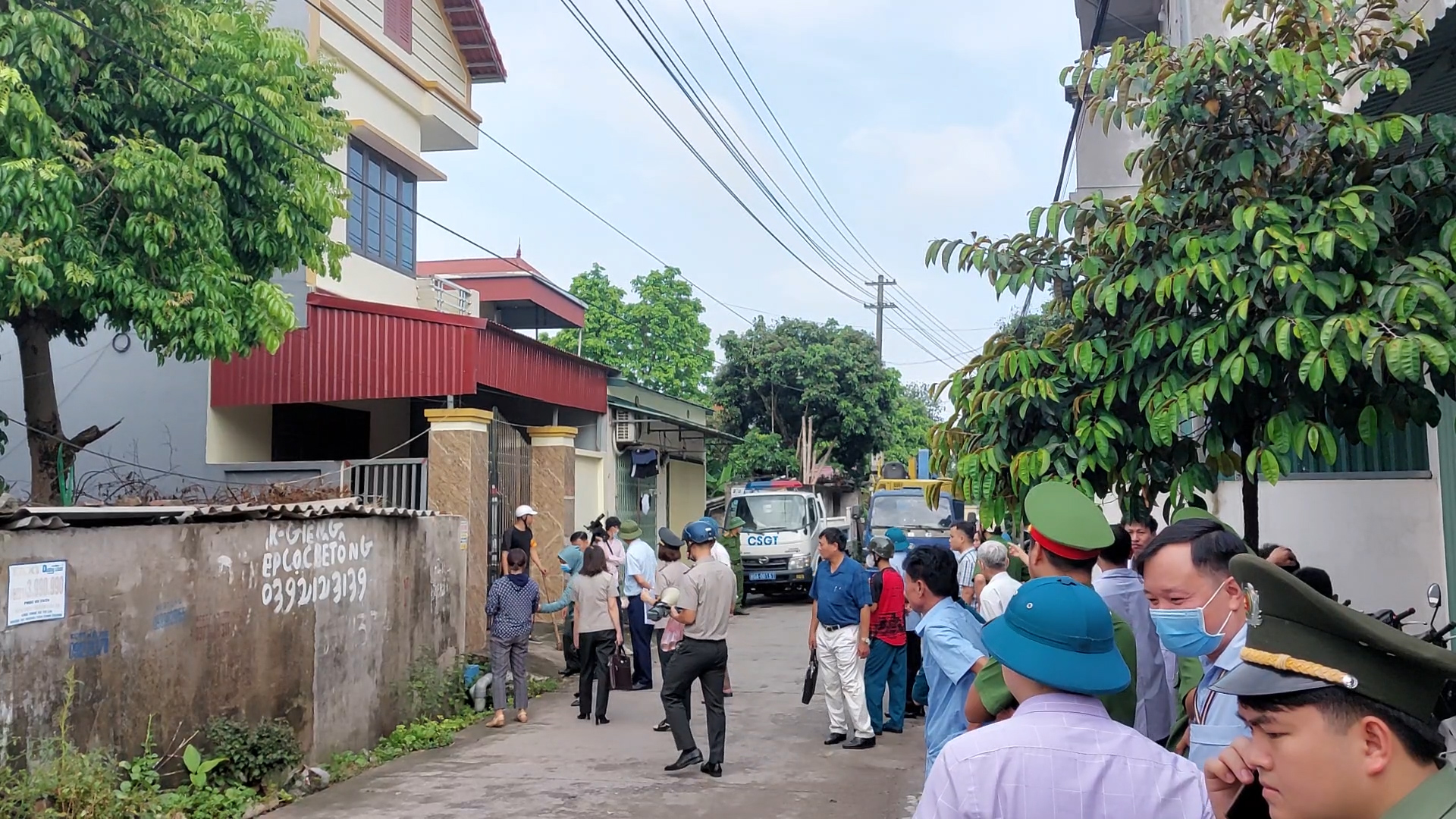 Chi cục Thi hành án dân sự huyện Văn Lâm tổ chức cưỡng chế thi hành án về việc chuyển giao quyền sử dụng đất tại thôn Hành Lạc, thị trấn Như Quỳnh