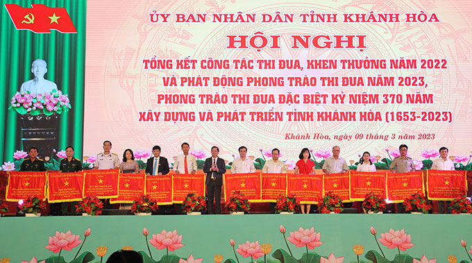 Cục THADS tỉnh Khánh Hòa được trao tặng Cờ thi đua của UBND tỉnh vì thành tích công tác năm 2022