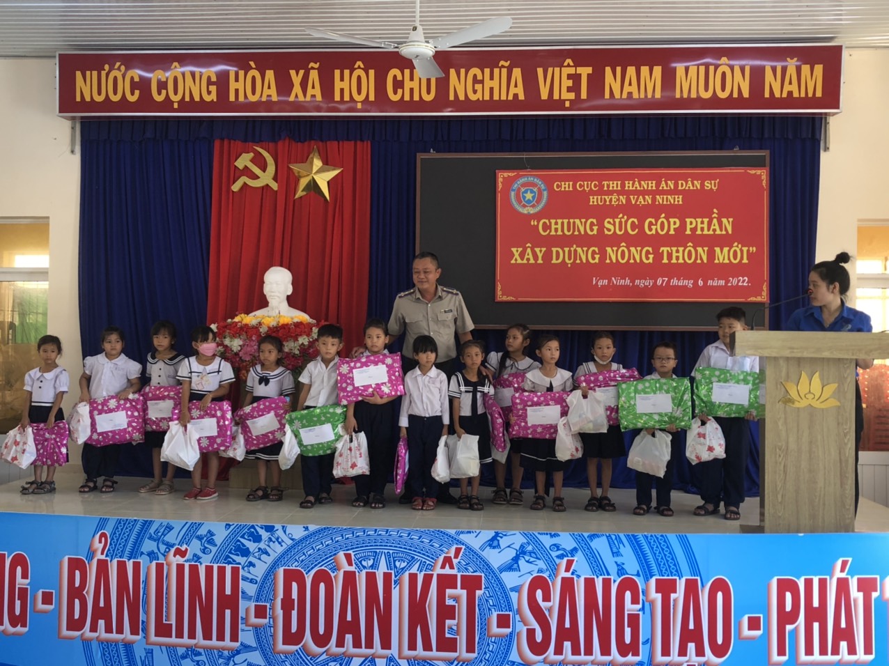 Chi cục Thi hành án dân sự huyện Vạn Ninh thực hiện phong trào thi đua 