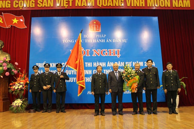 PCT Quốc hội Uông Chu Lưu tặng hoa chúc mừng