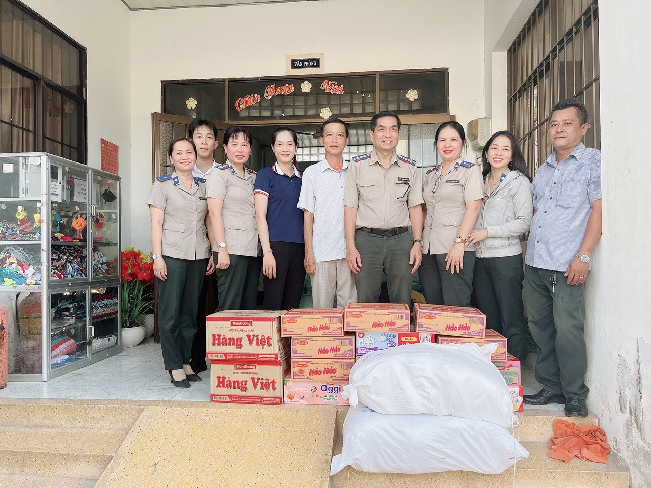 Cục trưởng Cục Thi hành án dân sự tỉnh Kiên Giang đến thăm và tặng quà gia đình chính sách tại huyện Vĩnh Thuận, tỉnh Kiên Giang