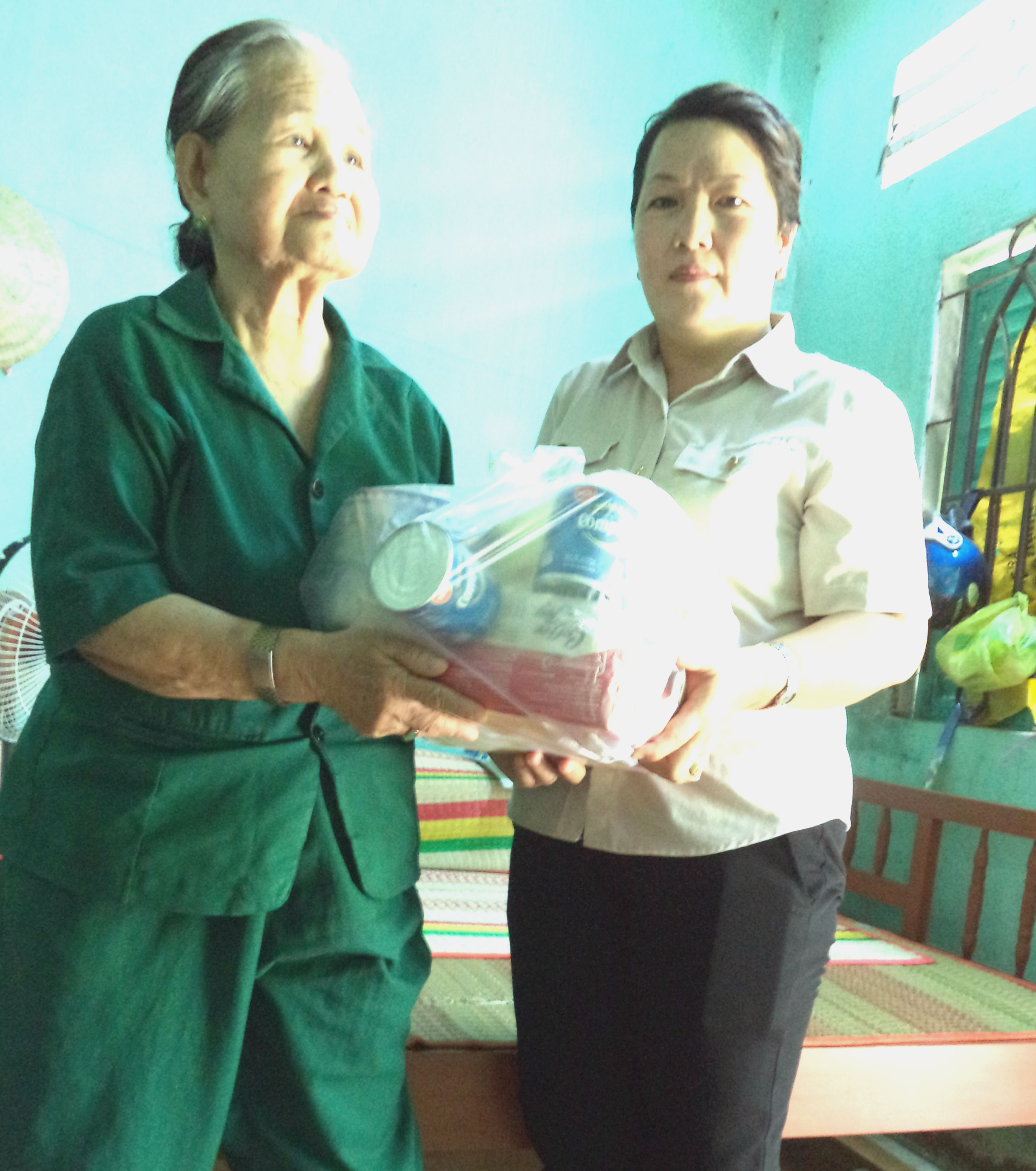 Cục Thi hành án dân sự tỉnh thăm hỏi và tặng quà Thăm và tặng quà mẹ Việt Nam anh hùng nhân dịp Ngày thương binh liệt sĩ 27-7