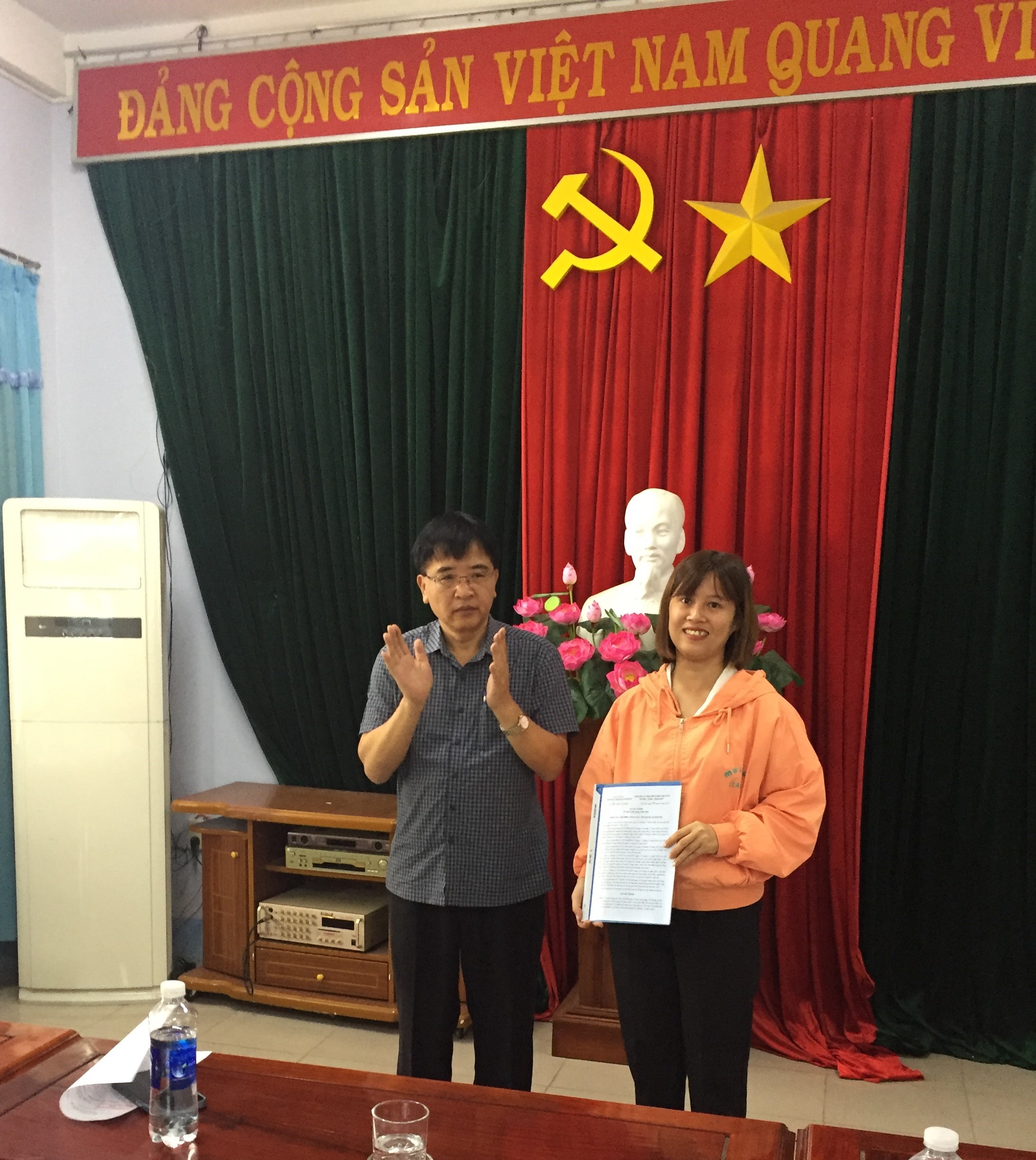 Cục Thi hành án dân sự tỉnh Kon Tum trao quyết định tuyển dụng công chức