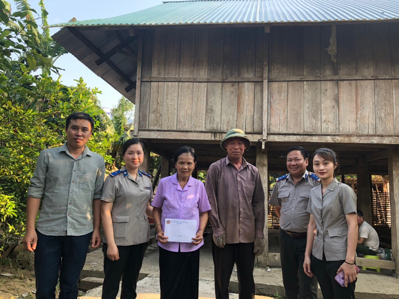 Chi cục Thi hành án dân sự huyện Nậm Nhùn hỗ trợ gia đình chính sách bị thiệt hại do gió lốc tại bản Noong Kiêng