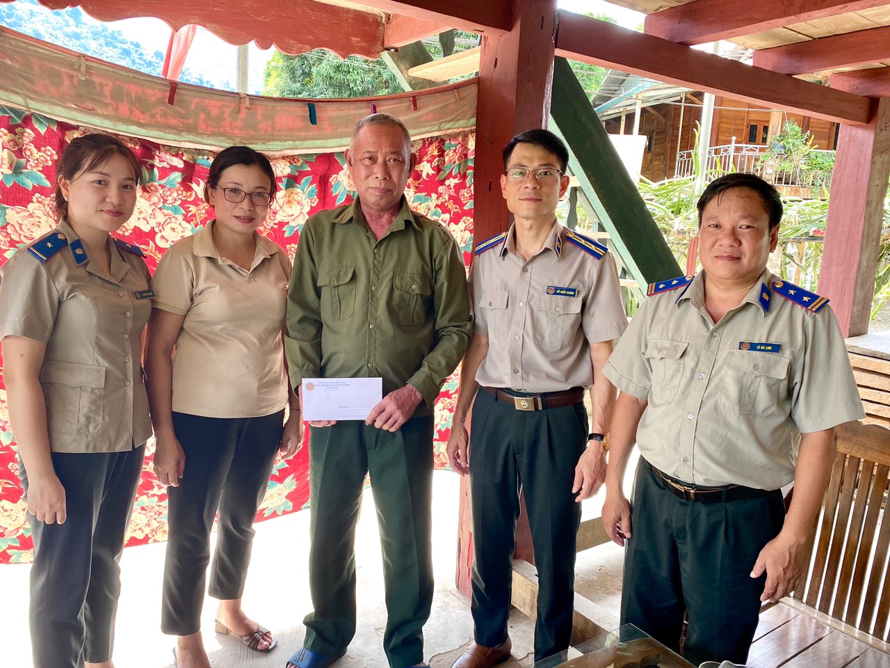 Chi cục THADS huyện Nậm Nhùn phối hợp với UBND thị trấn Nậm Nhùn đến thăm hỏi, động viên và tặng quà một số gia đình chính sách trên địa bàn thị trấn Nậm Nhùn, huyện Nậm Nhùn, tỉnh Lai Châu.