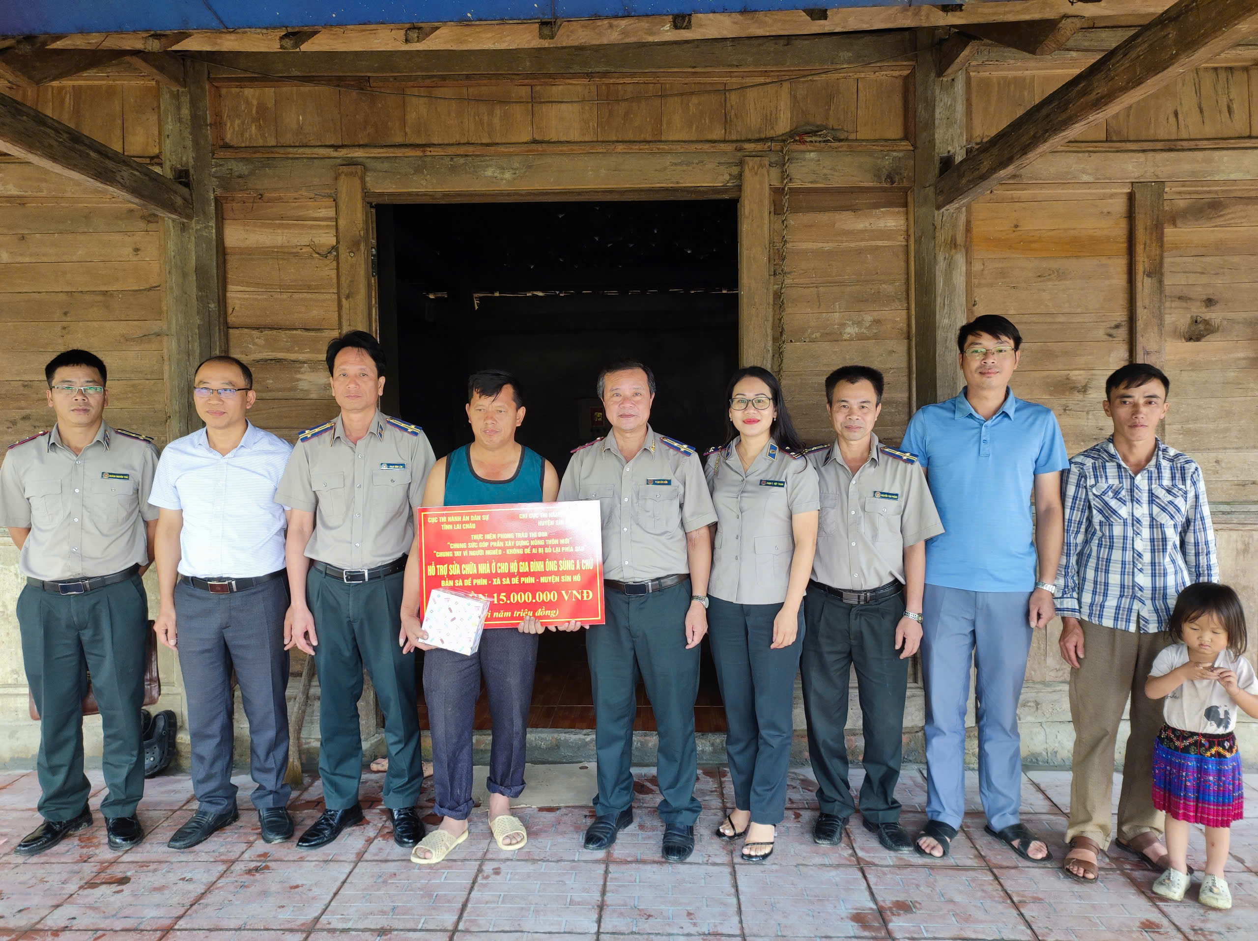 Hỗ trợ sửa chữa nhà ở cho gia đình hộ nghèo, gia đình chính sách tại bản Sà Dề Phìn, xã Sà Dề Phìn, huyện Sìn Hồ, tỉnh Lai Châu