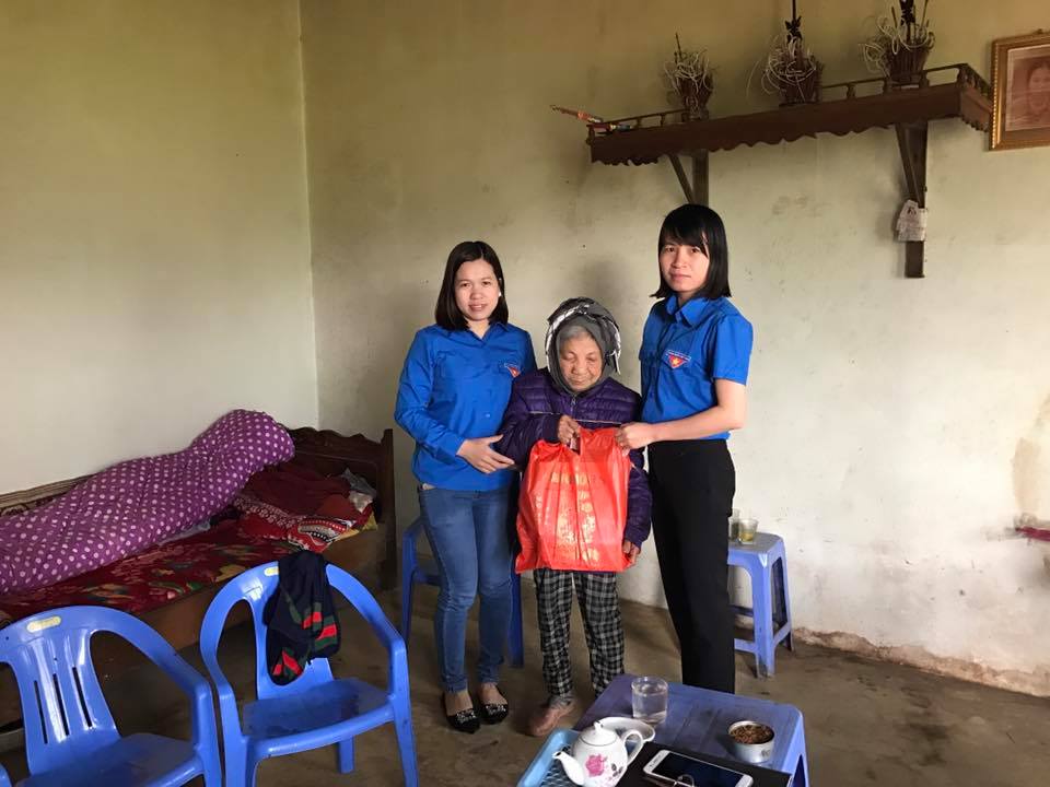 Chi đoàn Cục Thi hành án dân sự tỉnh Lai Châu kết hợp với Chi đoàn Sở Ngoại vụ tỉnh Lai Châu tổ chức thăm, tặng quà người già neo đơn trên địa bàn