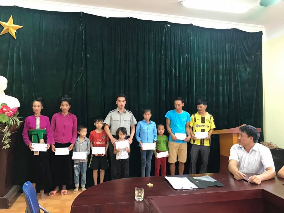 Cục Thi hành án dân sự tỉnh Lai Châu quyên góp ủng hộ các gia đình thiệt hại trong đợt mưa lũ kéo dài tại các tỉnh miền núi phía Bắc năm 2018 và tặng quà cho các em học sinh nghèo vượt khó tại xã Noong Hẻo, huyện Sìn Hồ, tỉnh Lai Châu.