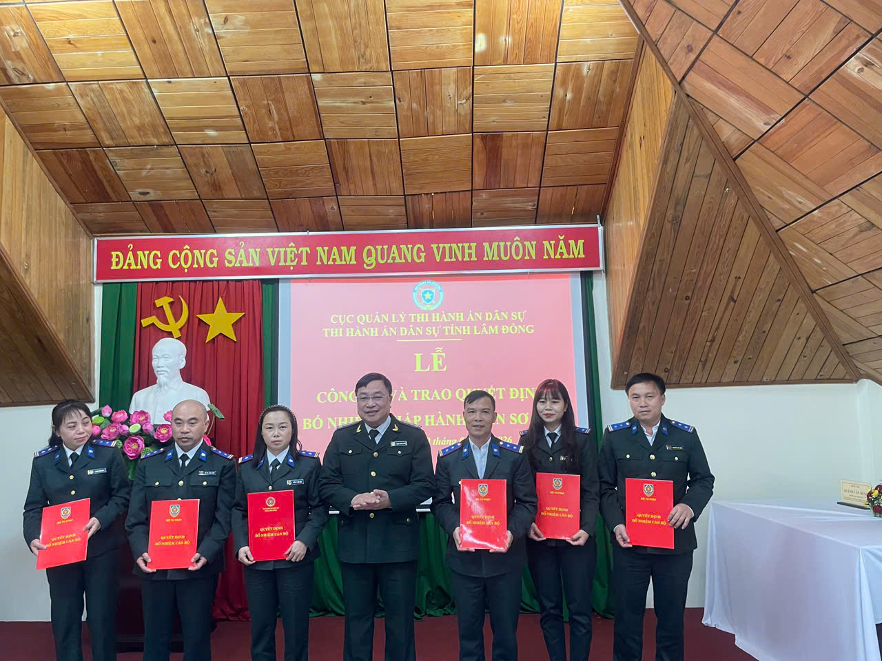 Thi hành án dân sự tỉnh Lâm Đồng trao Quyết định bổ nhiệm Chấp hành viên sơ cấp