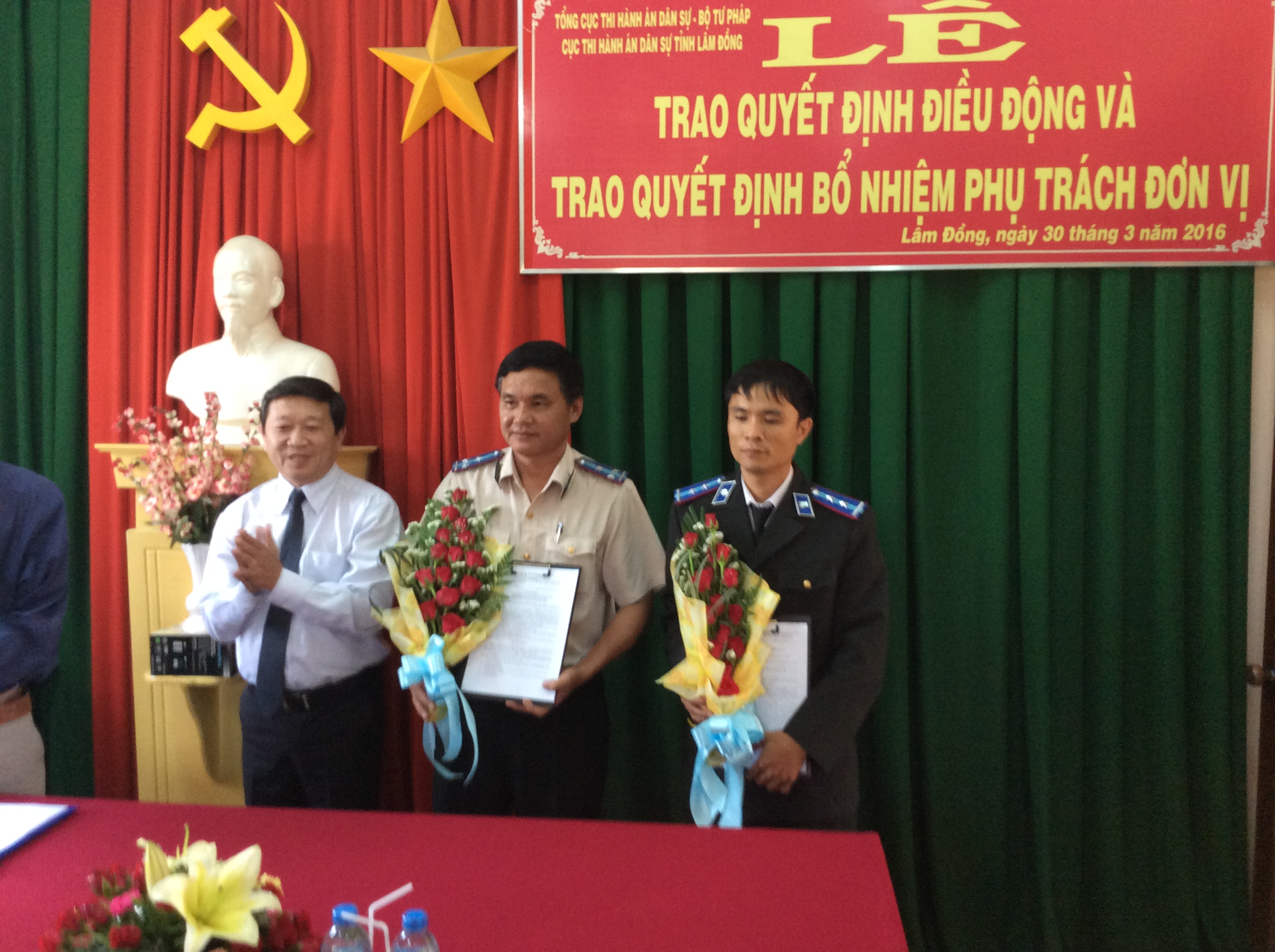 Trao quyết định bổ nhiệm lãnh đạo phòng kiểm tra giải quyết khiếu nại, tố cáo Cục Thi hành án dân sự tỉnh Lâm Đồng và giao phụ trách Chi cục Thi hành án dân sự  huyện Lâm Hà