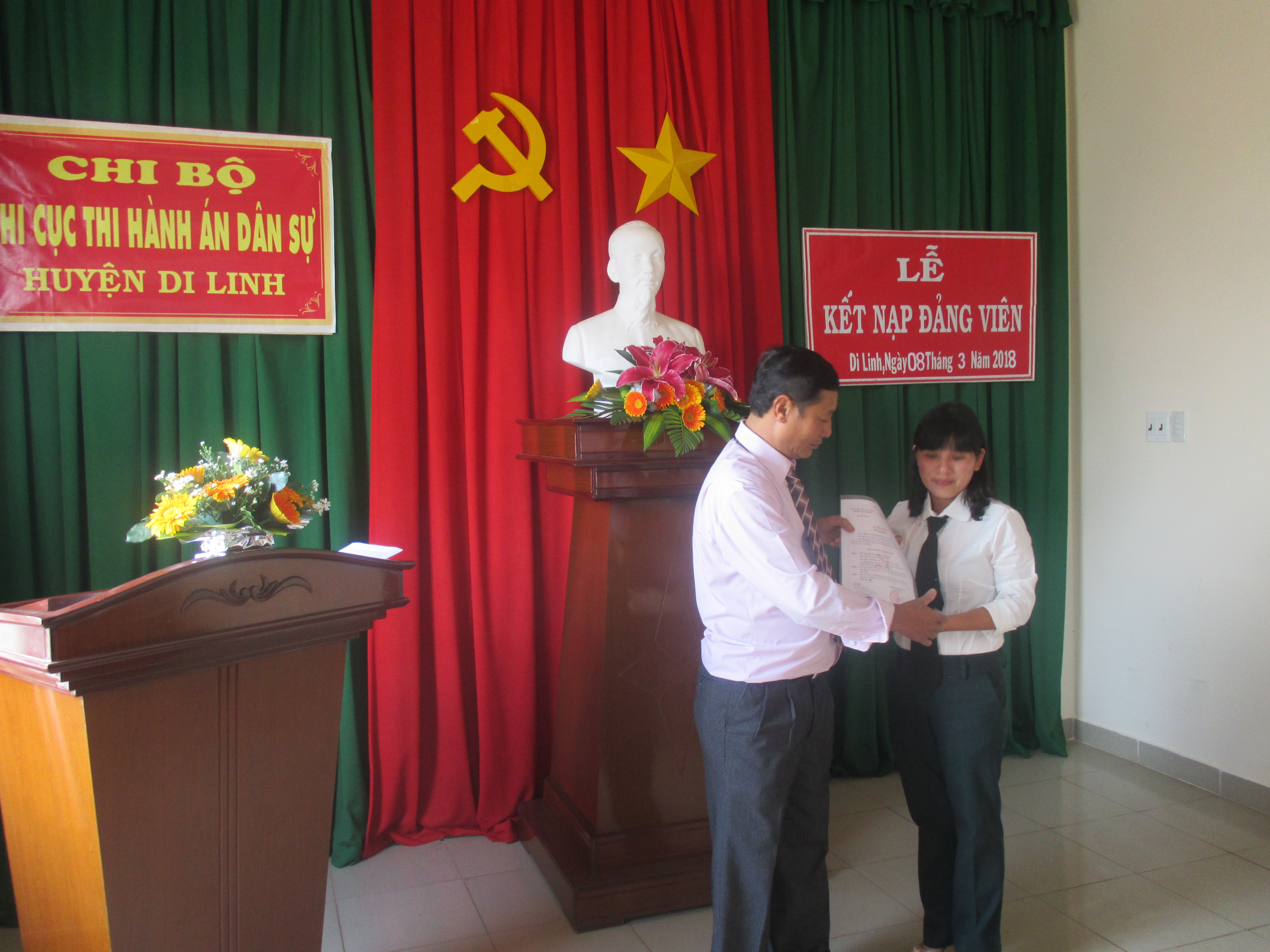 Chi bộ Chi cục THADS huyện Di Linh kết nạp Đảng viên mới