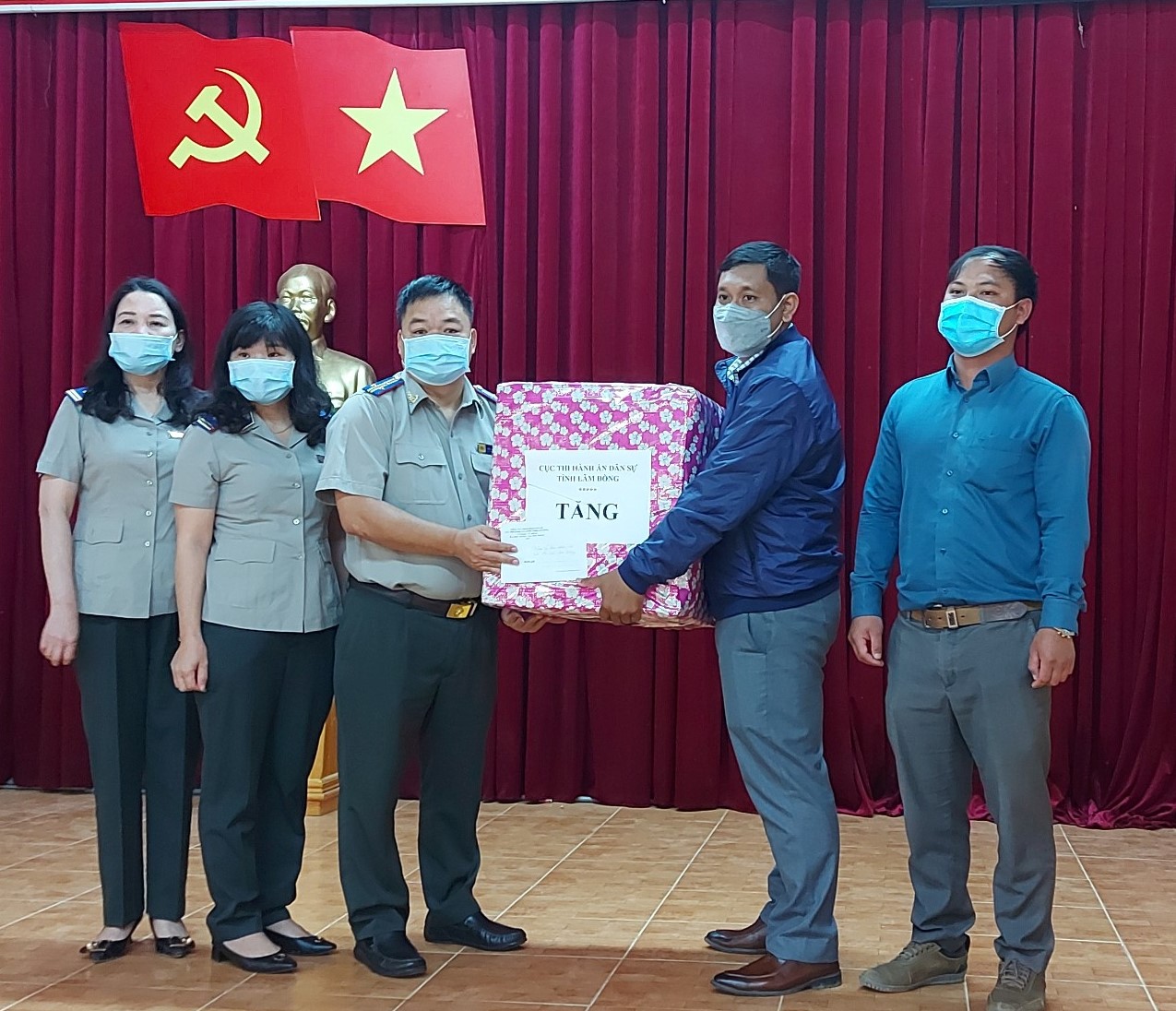 Cục Thi hành án dân sự tỉnh Lâm Đồng chung tay xây dựng nông thôn mới  và ủng hộ công tác chống dịch Covid-19