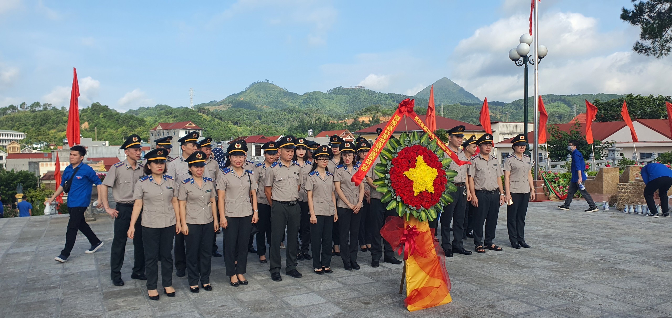 Cục thi hành án dân sự tỉnh Lạng Sơn tổ chức dâng hương tưởng niệm các anh hùng liệt sĩ tại thành phố Lạng Sơn