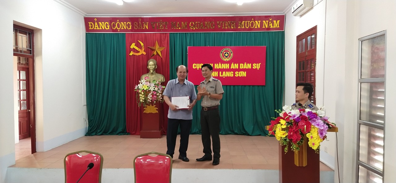 Lễ công bố và trao Quyết định v/v nghỉ việc hưởng chế độ hưu trí đối với đồng chí Trịnh Minh Đoàn, Chấp hành viên trung cấp, Trưởng phòng Nghiệp vụ và tổ chức thi hành án dân sự