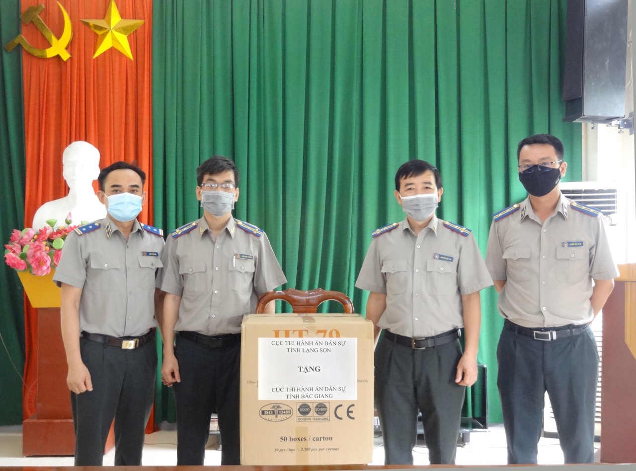 Cục THADS tỉnh Lạng Sơn ủng hộ 5000 chiếc khẩu trang y tế cho Cục THADS tỉnh Bắc Giang