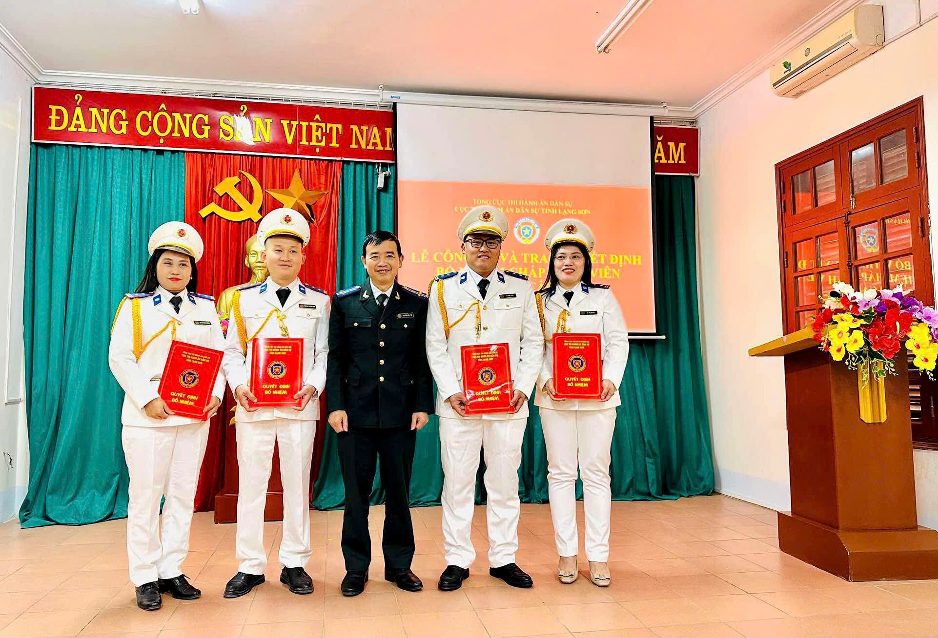 Đồng chí Nguyễn Hữu Tài, Cục trưởng trao Quyết định bổ nhiệm Chấp hành viên sơ cấp