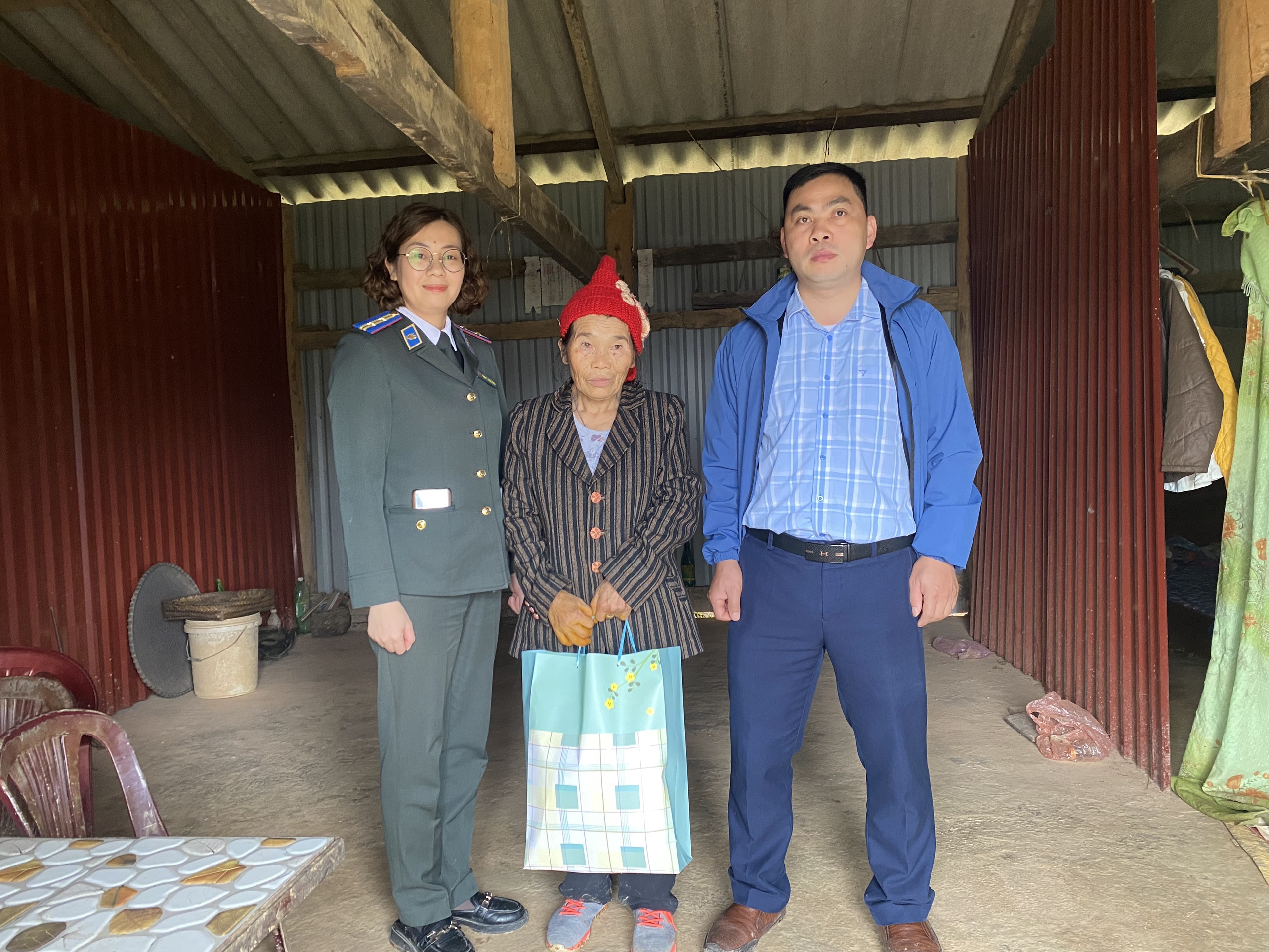Chi cục Thi hành án dân sự huyện Lộc Bình đã tổ chức trao quà Tết tại thôn Phai Bây, thôn Suối Lông và thôn Vinh Tiên thuộc xã Hữu Lân, Lộc Bình