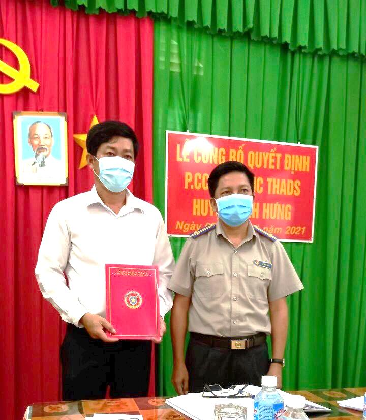 Trao Quyết định bổ nhiệm Phó Chi cục trưởng Chi cục Thi hành án dân sự huyện Vĩnh Hưng