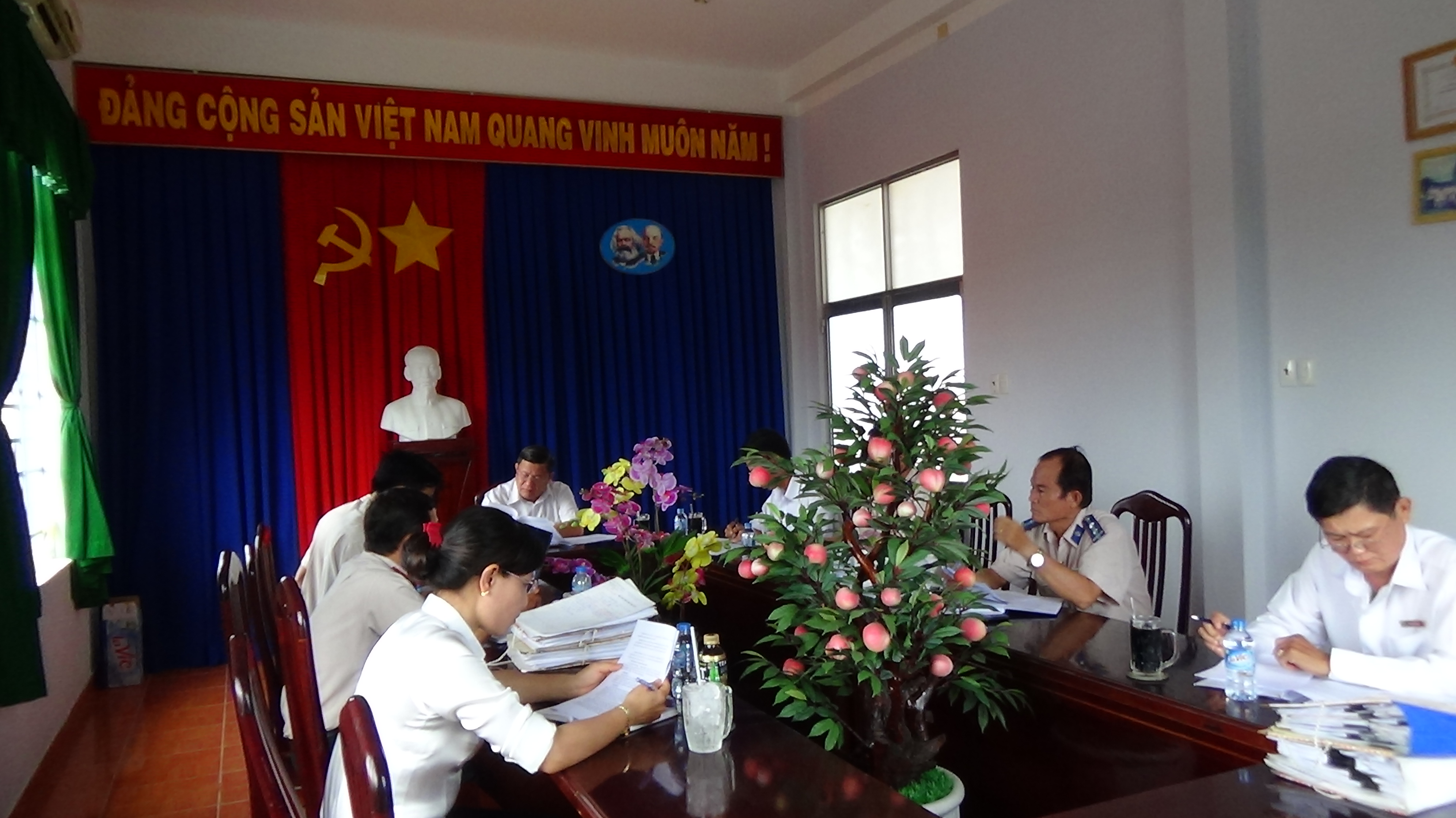 Cục trưởng Cục Thi hành án dân sự kiểm tra các việc thi hành án dân sự mà bên được thi hành án là Ngân hàng Nông nghiệp và Phát triển Nông thôn tại Chi cục Thi hành án dân sự huyện Thủ Thừa