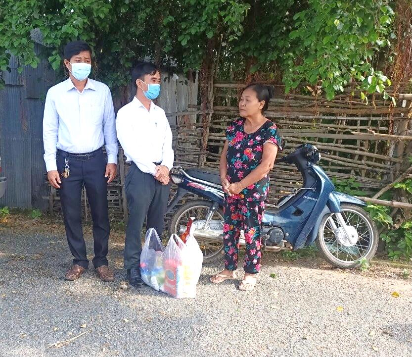 Vĩnh Hưng – Tổ chức thăm, hỗ trợ cụ già neo đơn có hoàn cảnh khó khăn
