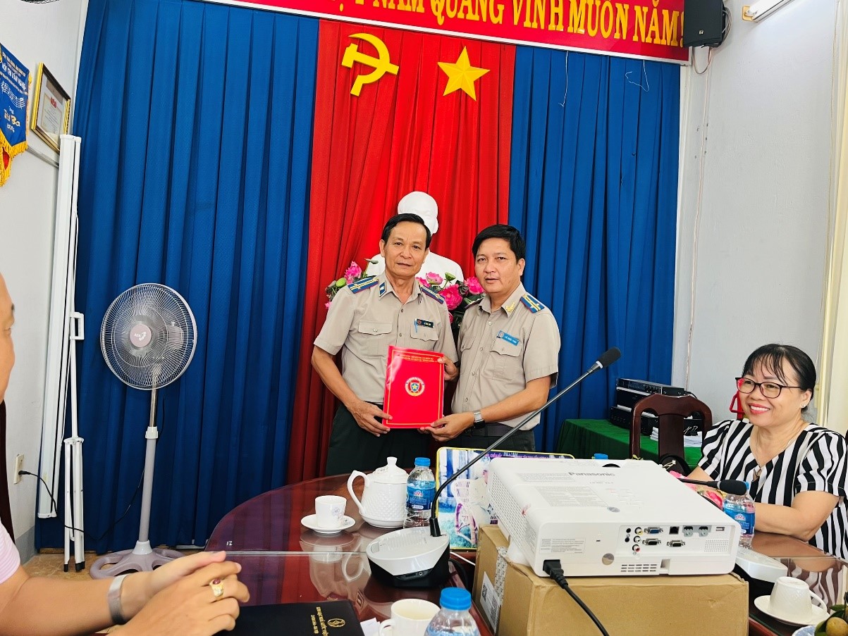 Bến Lức: Trao quyết định bổ nhiệm lại Chi cục trưởng Chi cục Thi hành án dân sự huyện Bến Lức, tỉnh Long An