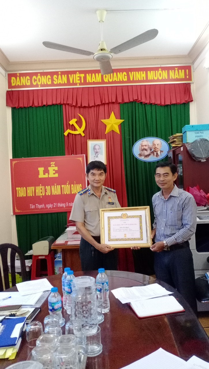 Tân Thạnh: Lễ trao tặng Huy hiệu 30 năm tuổi Đảng tại Chi bộ Tư pháp – Thi hành án huyện Tân Thạnh
