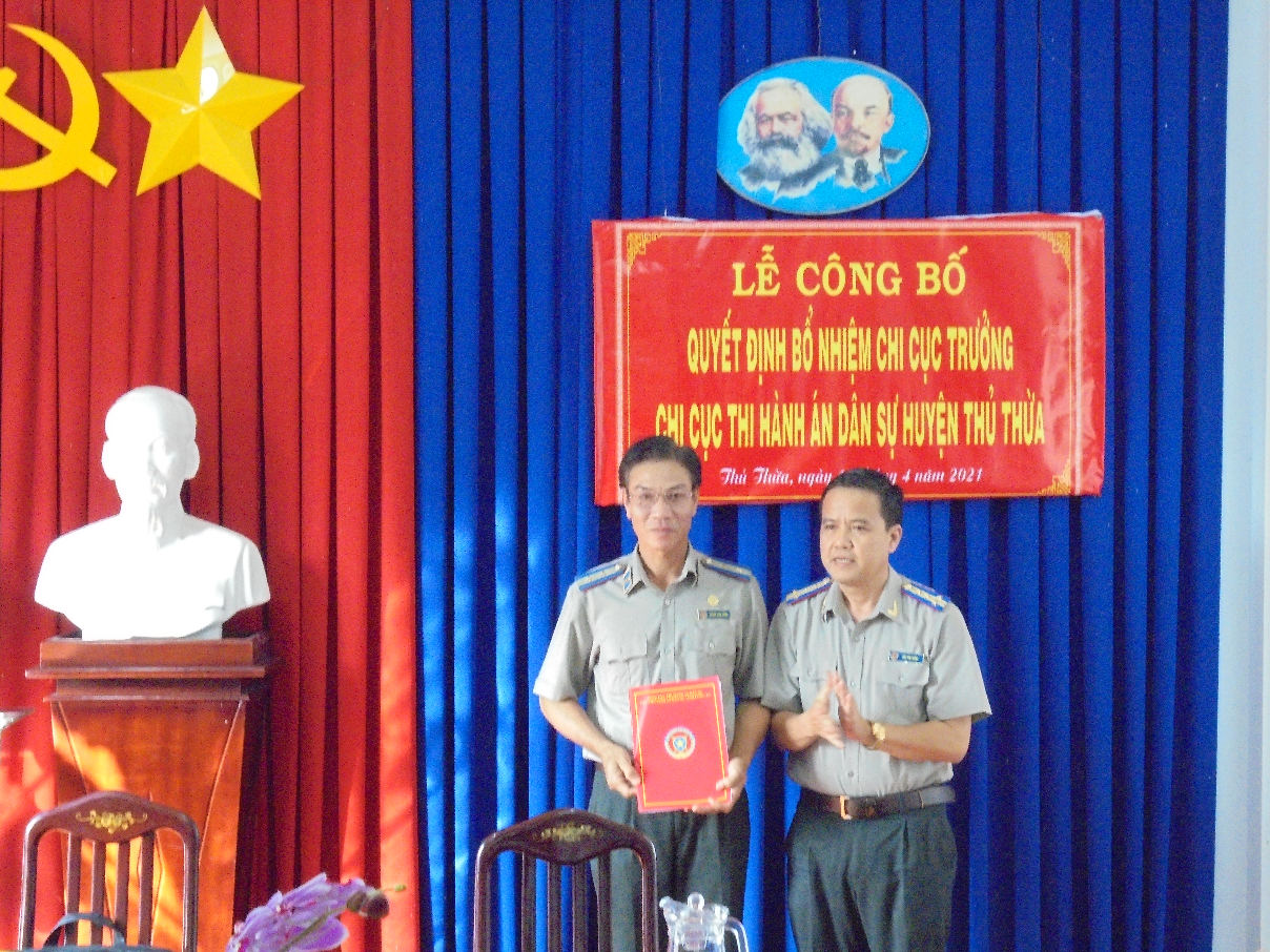 Trao quyết định bổ nhiệm lại Chi cục trưởng Chi cục THADS huyện Thủ Thừa