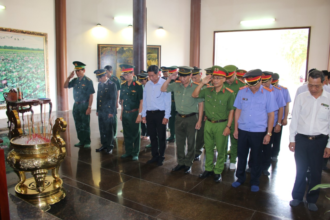Khối thi đua nội chính tỉnh Long An về nguồn viếng Khu di tích Lăng Cụ Phó bảng Nguyễn Sinh Sắc