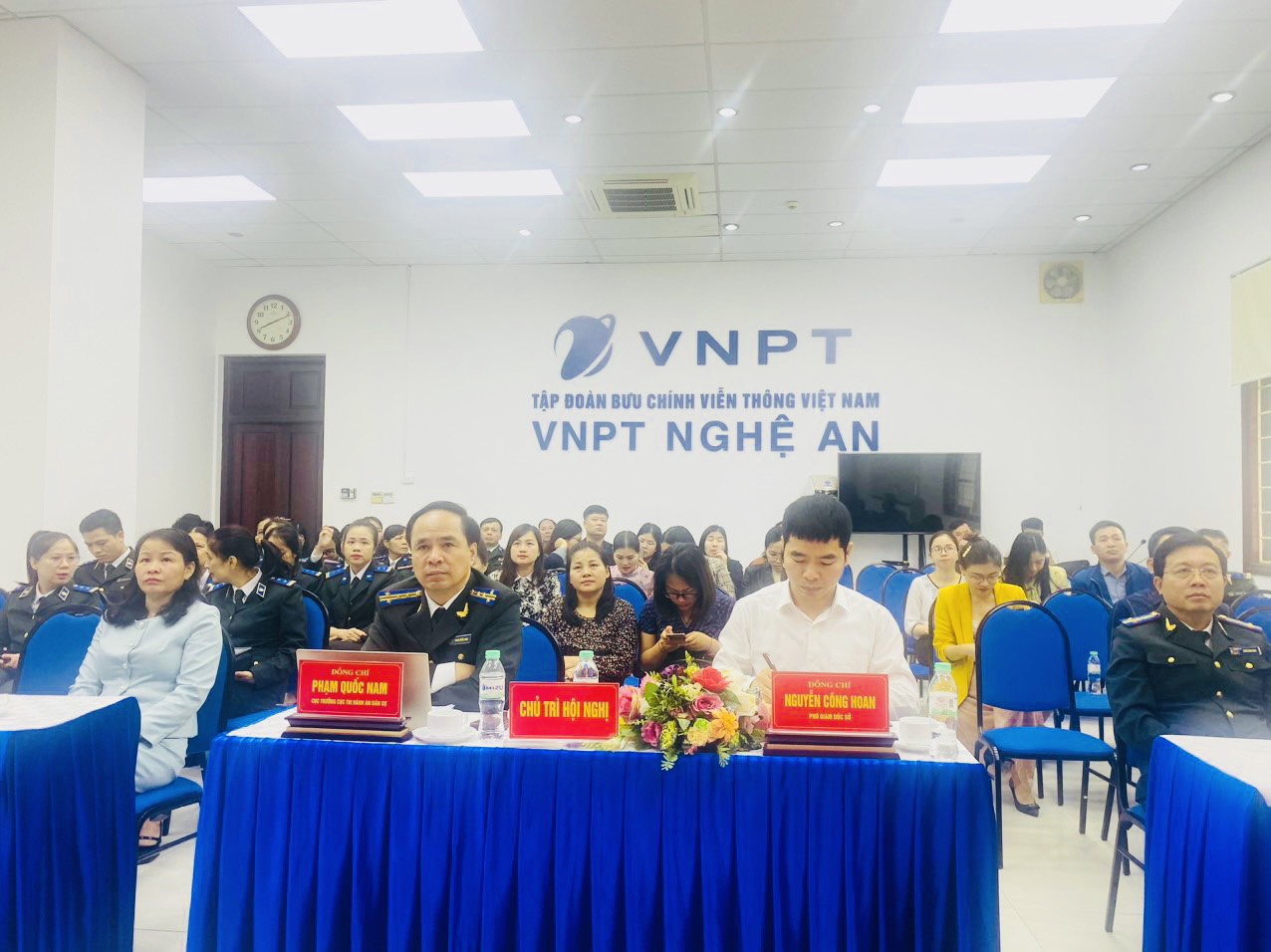 Lãnh đạo, công chức Cục Thi hành án dân sự tỉnh Nghệ An tham dự Hội nghị phổ biến, quán triệt Luật đất đai năm 2024 của Ngành Tư pháp.